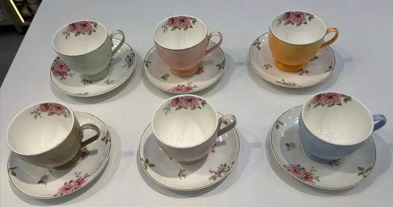 طقم شاي بورسلين 12 قطعة بتصميم "بومبيه" وألوان زاهية ومبهجة