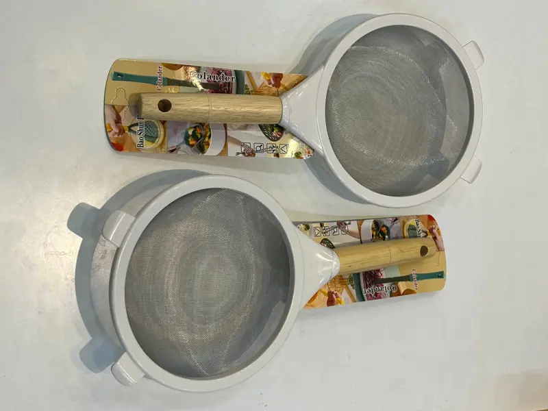 مصفاة مطبخ شبك ستانلس ستيل بيد خشب وحافة سيليكون (مقاس 16)