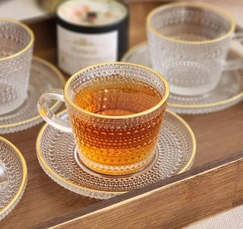 طقم فناجين زجاج حراري بحافة ذهبية فاخر (6 فناجين و 6 كوستر)