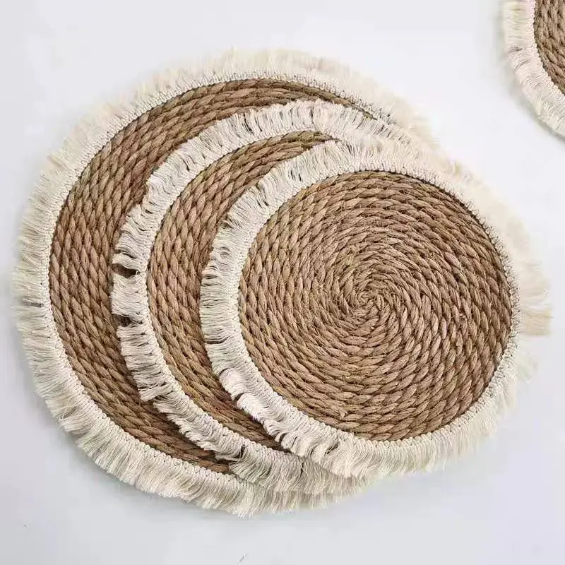 كوستر بوهيمي من الخوص بشراشيب مكرمية (لإضفاء روح فريدة على ديكوركِ)