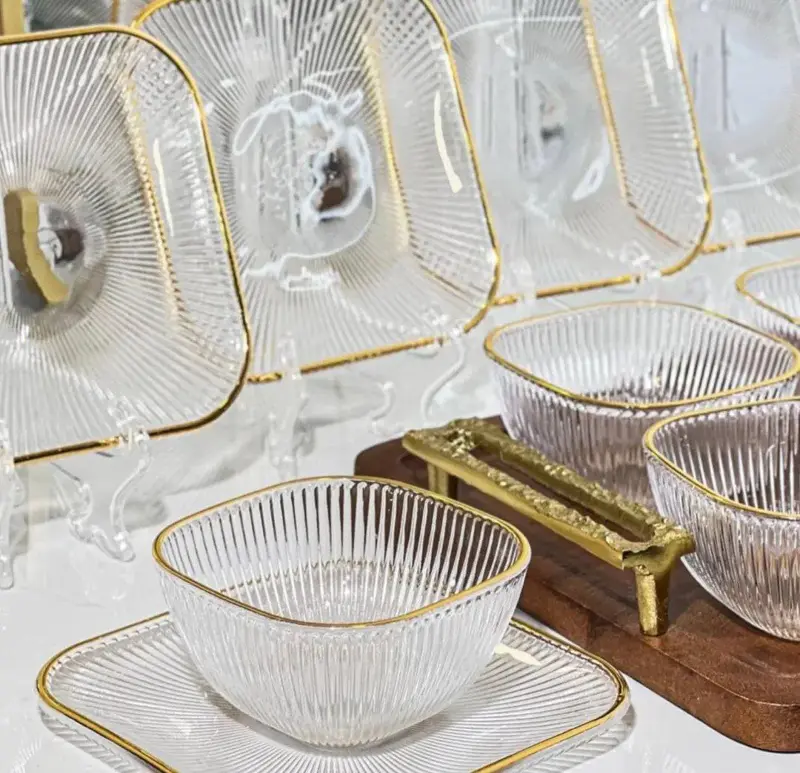 طقم خشاف زجاجي بإطار ذهبي