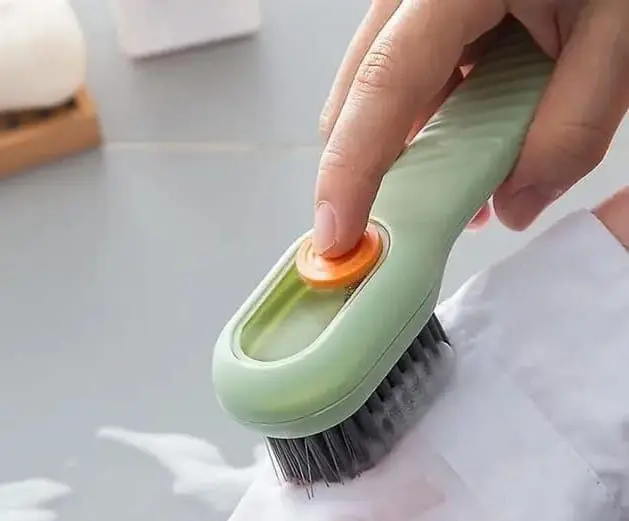 فرشاة التنظيف بخزان الصابون