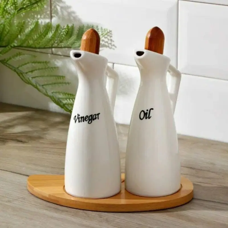 طقم زجاجات زيت وخل بورسلين مع حامل خشبي