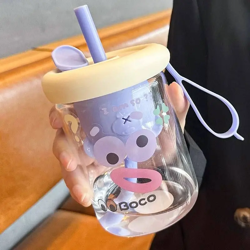 كوب زجاجي بغطاء وشفاط بتصميم كرتوني