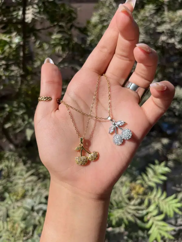 سلسلة متدلية بتصميم فاكهة الكرز