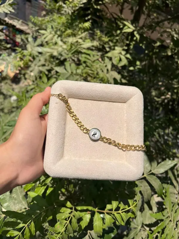 انسيال "ملكة العصور" من مجموعة الأناقة الخالدة