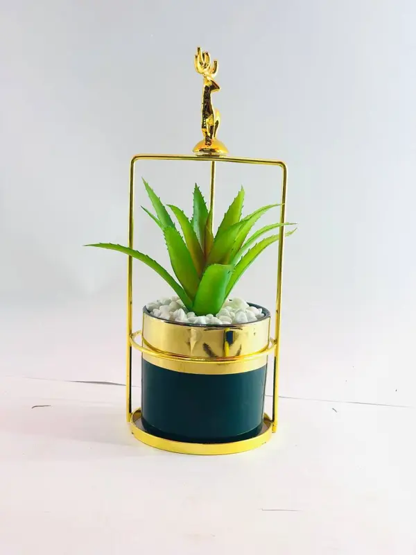 نبات زينة في وعاء خزفي على حامل معدني ذهبي
