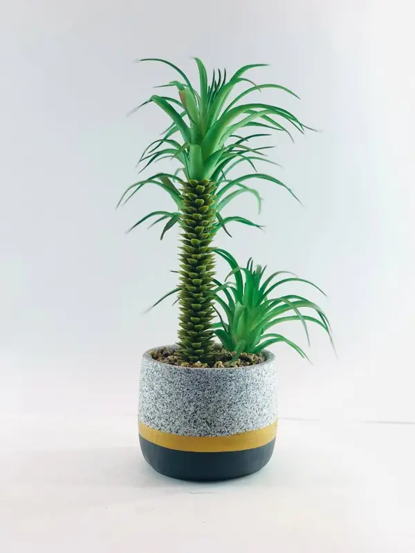 نباتات الخضراء في وعاء رخامي باللون الذهبي والأبيض والرمادي