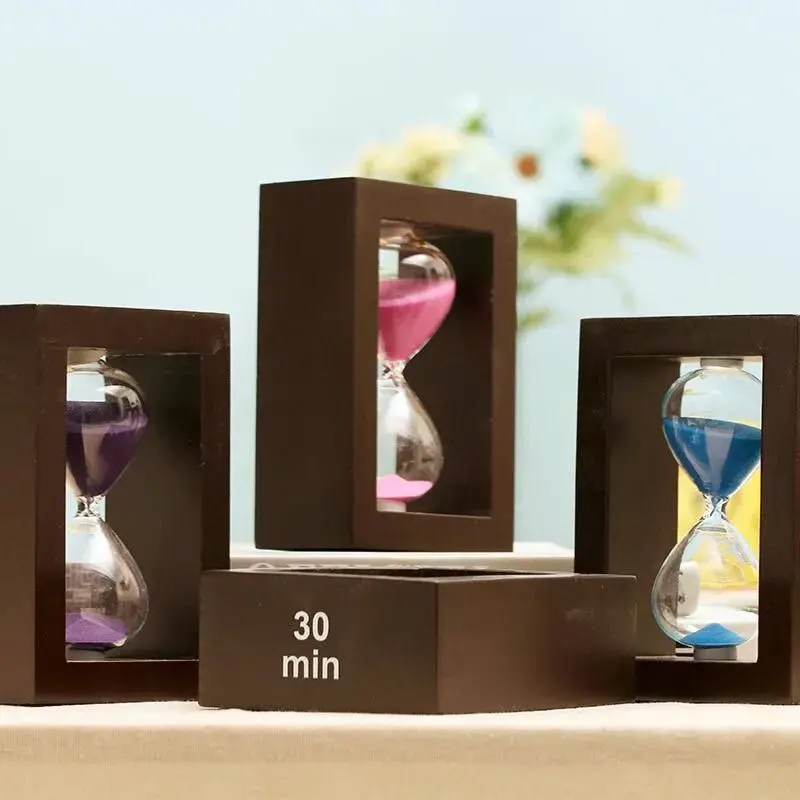 الساعة الرملية الصغيرة بإطار خشبي مربّع ورمل ملوّن