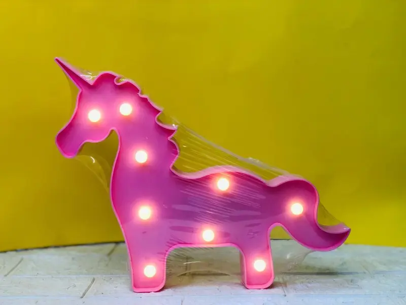 مصباح الحصان المضيء بتأثيرات ضوئية متعدّدة يعمل بالبطارية