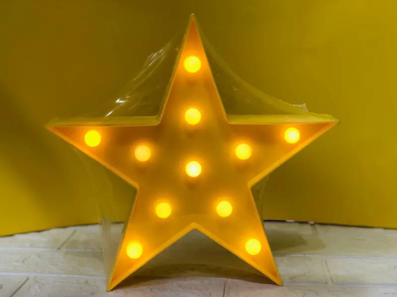 مصباح النجمة الليد المضيئة بألوان متعدّدة يعمل بالبطارية