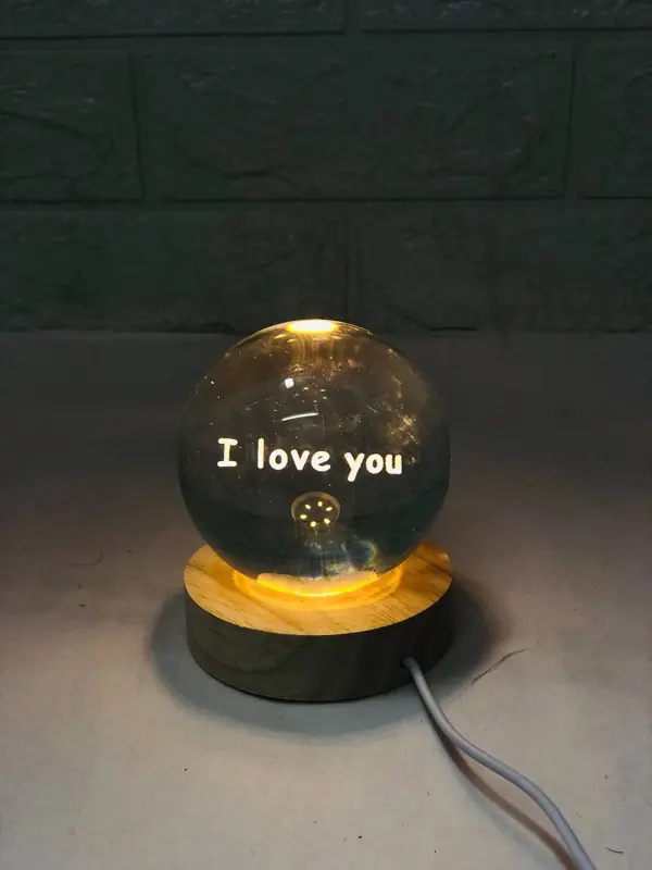 البلّورة الزجاجية المضيئة بألوان متعدّدة وقاعدة خشبية