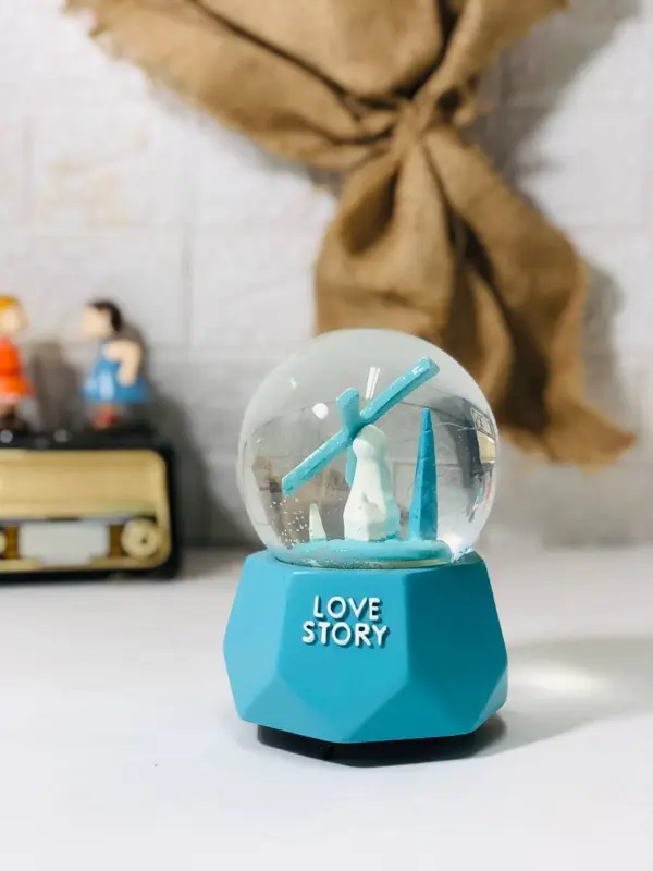 البلّورة الموسيقية الدوّارة بنظام الزمبلك، تصميمان فنيان