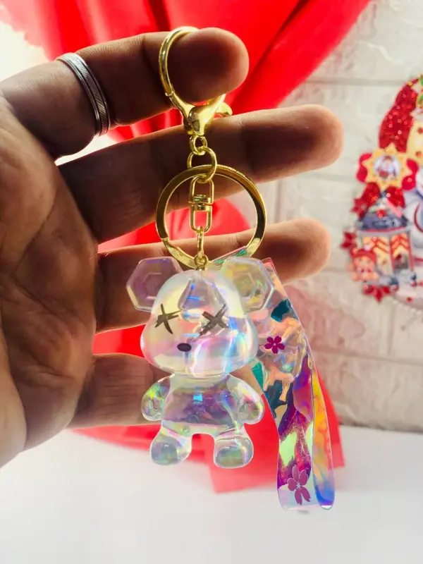 ميدالية الدب الشفاف الجالس الساحرة، بتصميم فريد وألوان جذابة